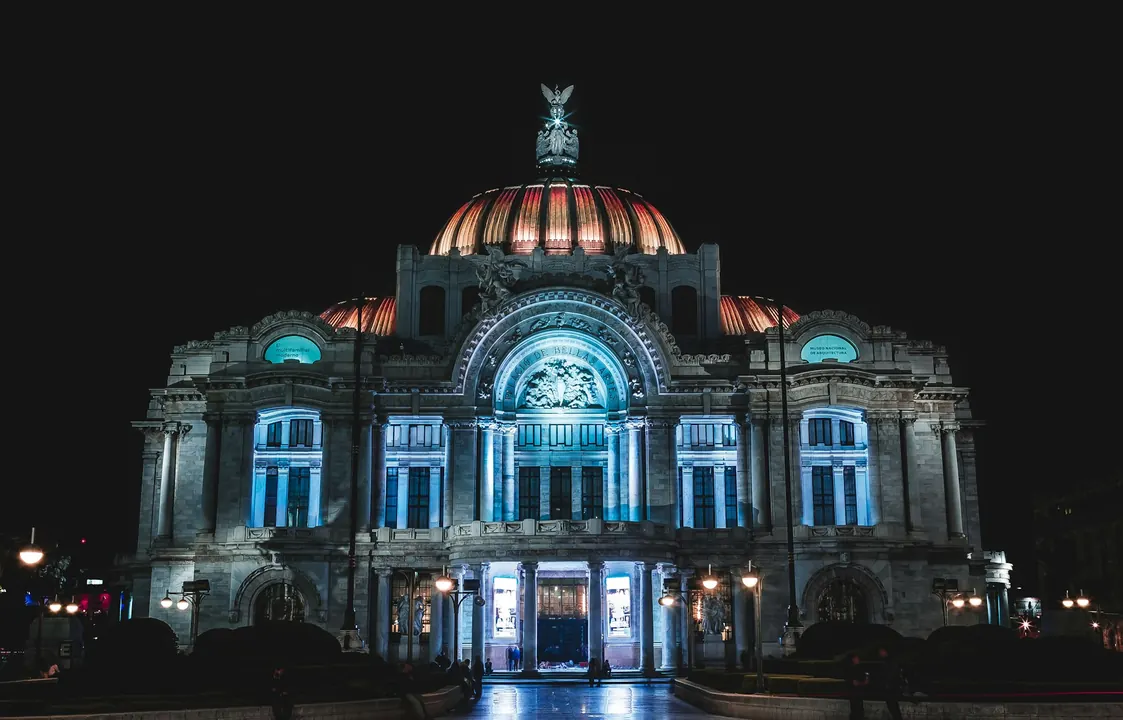 Palacio de Bellas Artes lit at night